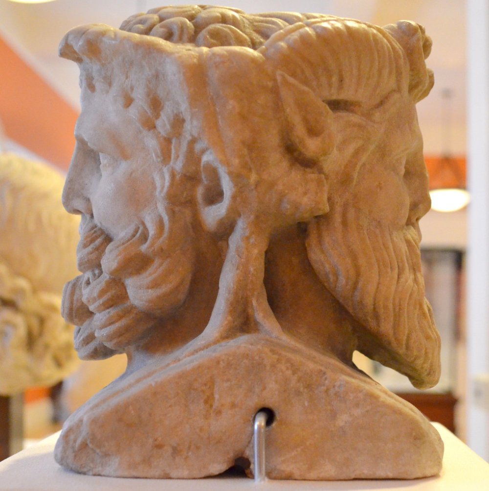 Янус статуя