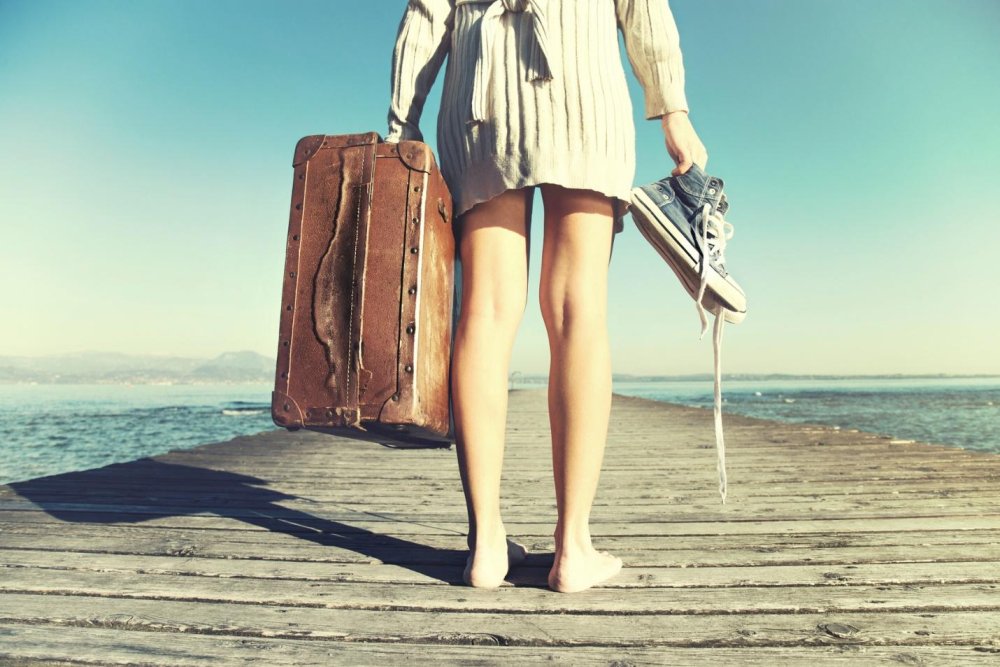 Семья с чемоданами на белом фоне