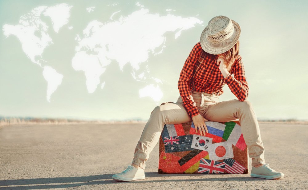 Девушка с тяжелым чемоданом