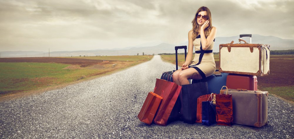 Фотосессия в деревне с чемоданом