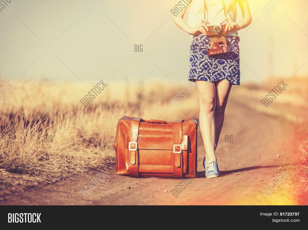 Девушка с чемоданом живопись