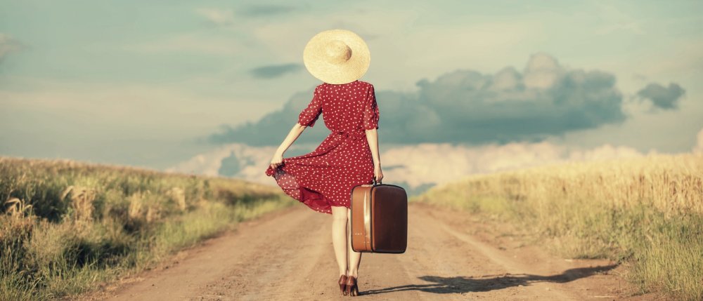 Пара с чемоданами