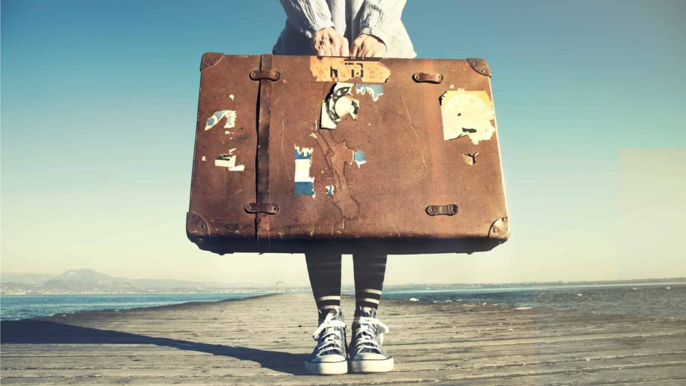 Девушка с чемоданом