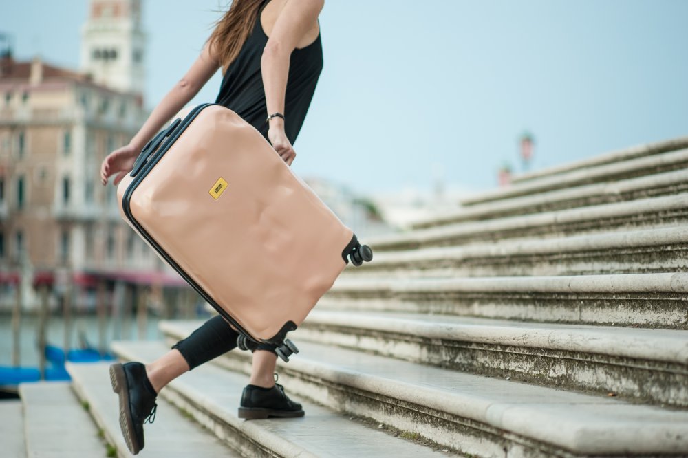Девушка с чемоданом в путешествии
