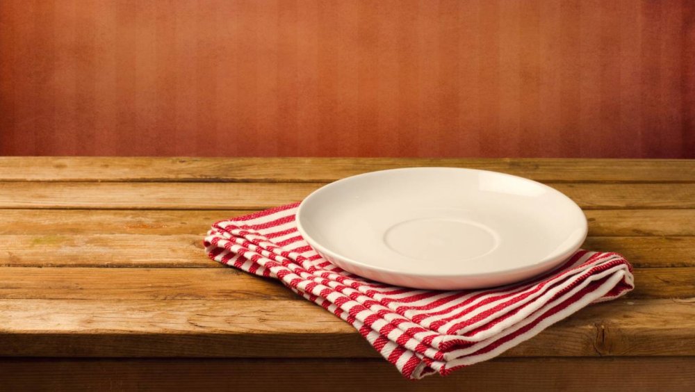Тарелка на столе