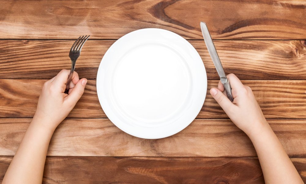 Руки на доске вид сверху черный