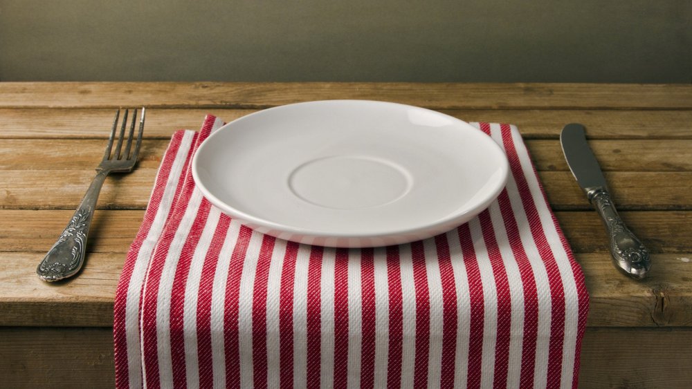 Пустая тарелка на столе