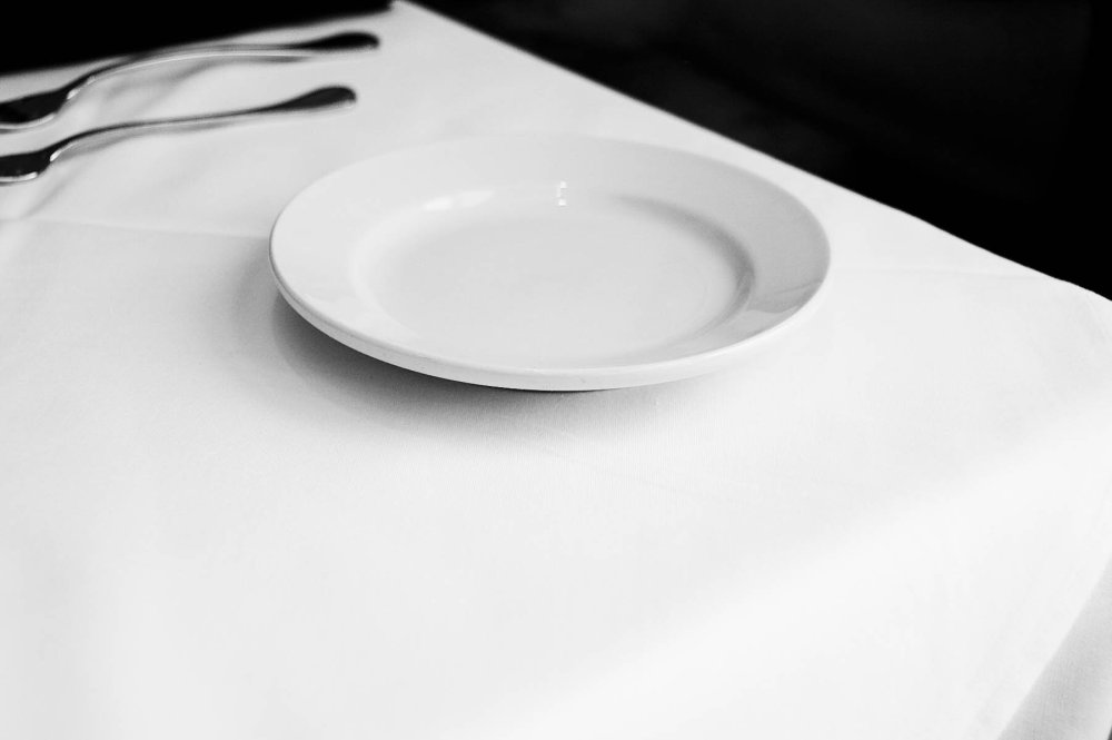 Тарелка на столе