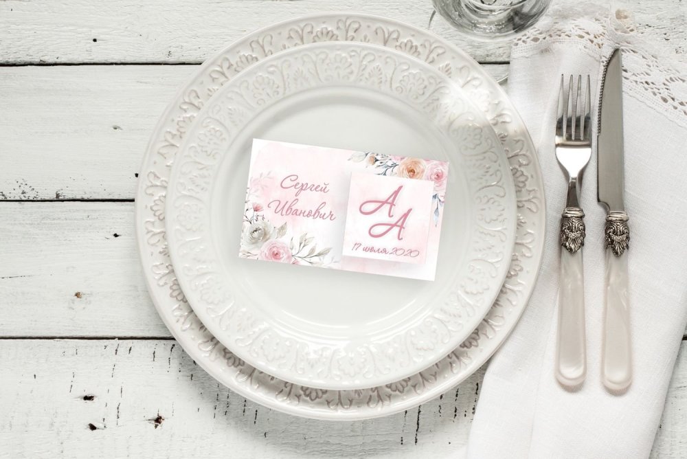 Белая тарелка с приборами