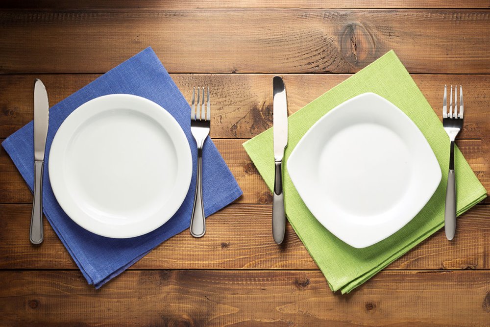 Тарелка на скатерти вид сверху