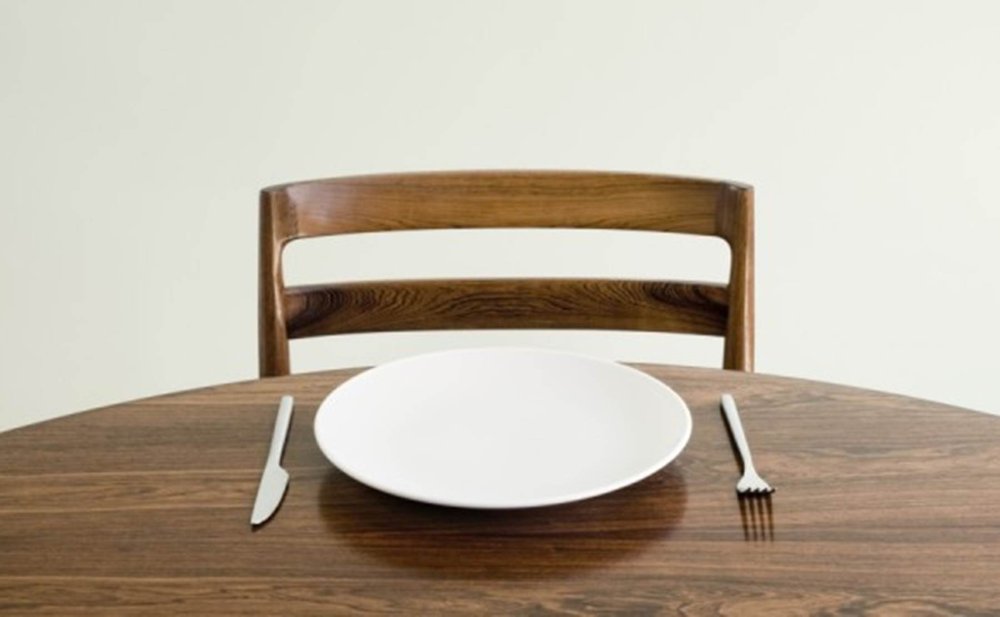 Пустая тарелка на столе