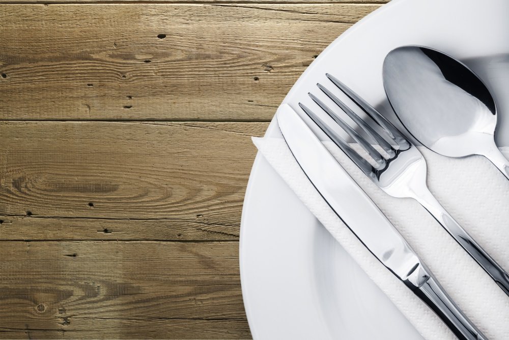 Тарелка с вилками вид сверху