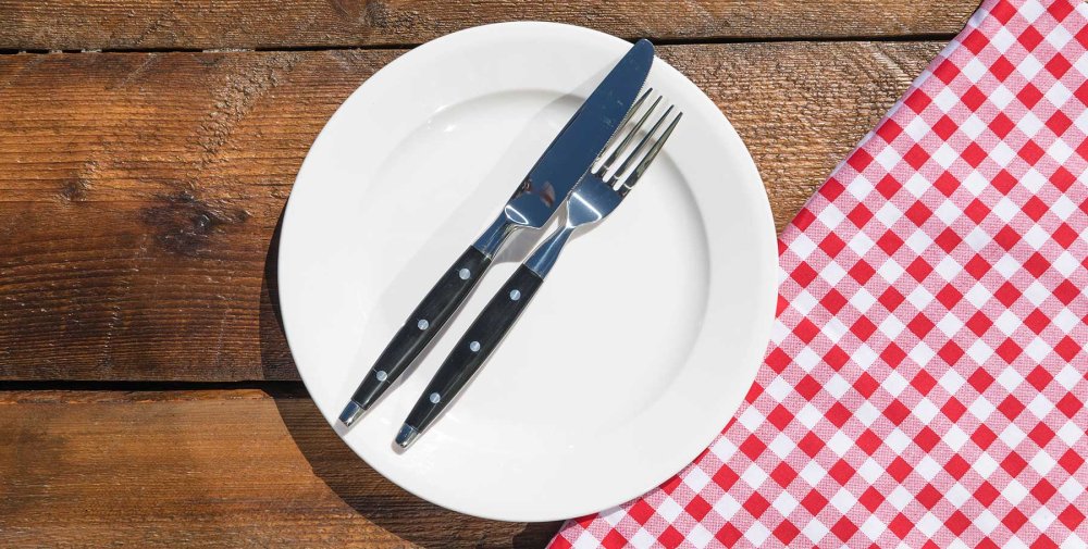 Тарелка на белой скатерти