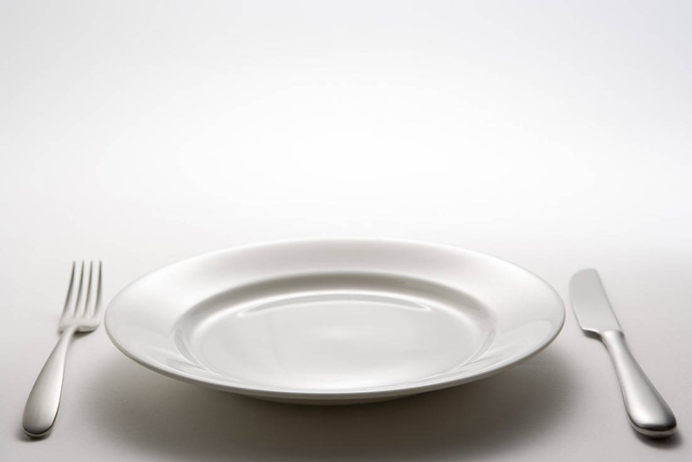 Тарелка на столе