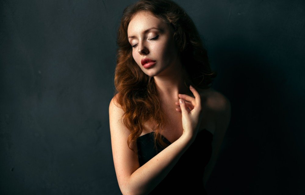 Женский портрет на темном фоне