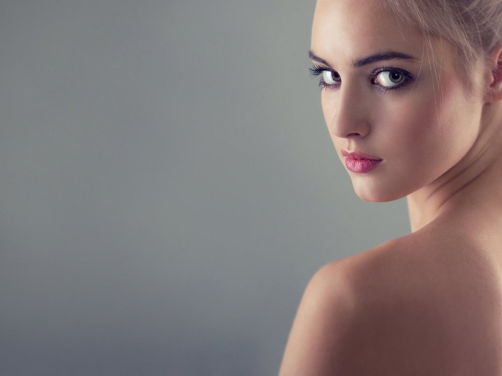 Девушка в полуобороте