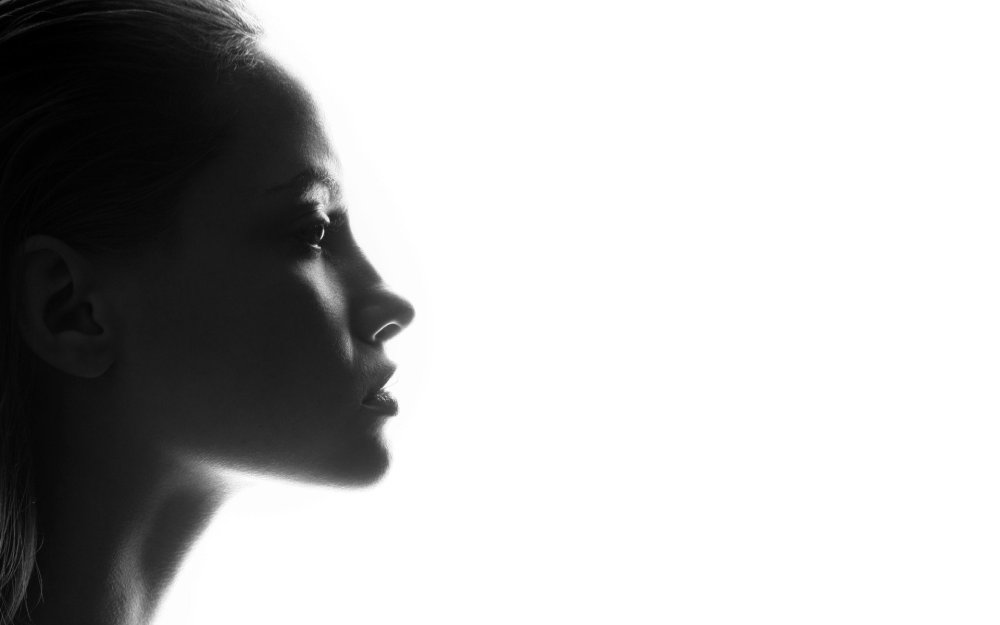 Девушка в профиль