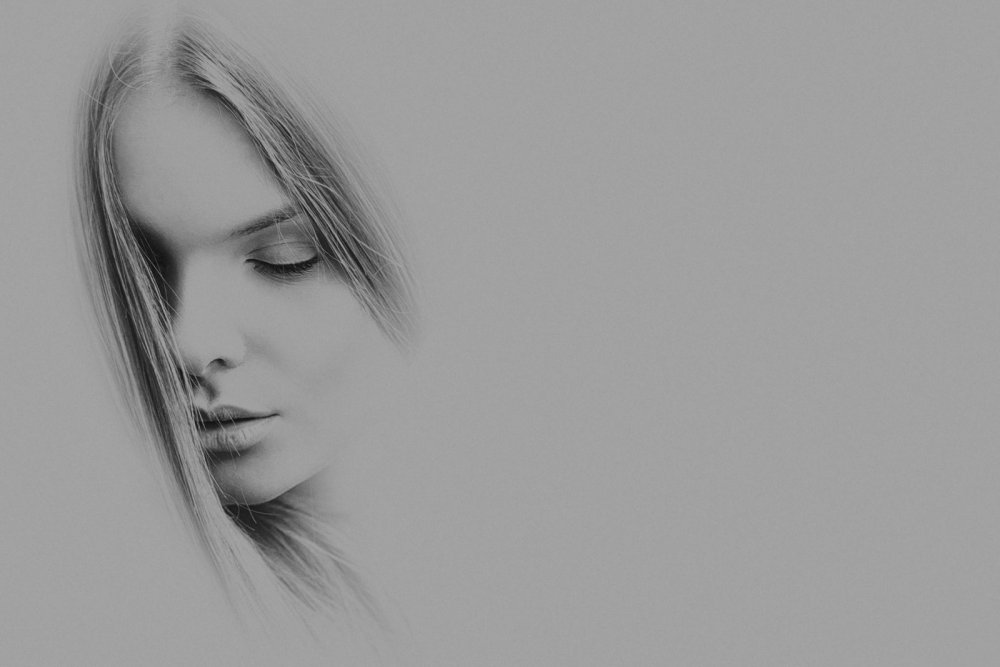 Красивая задумчивая девушка