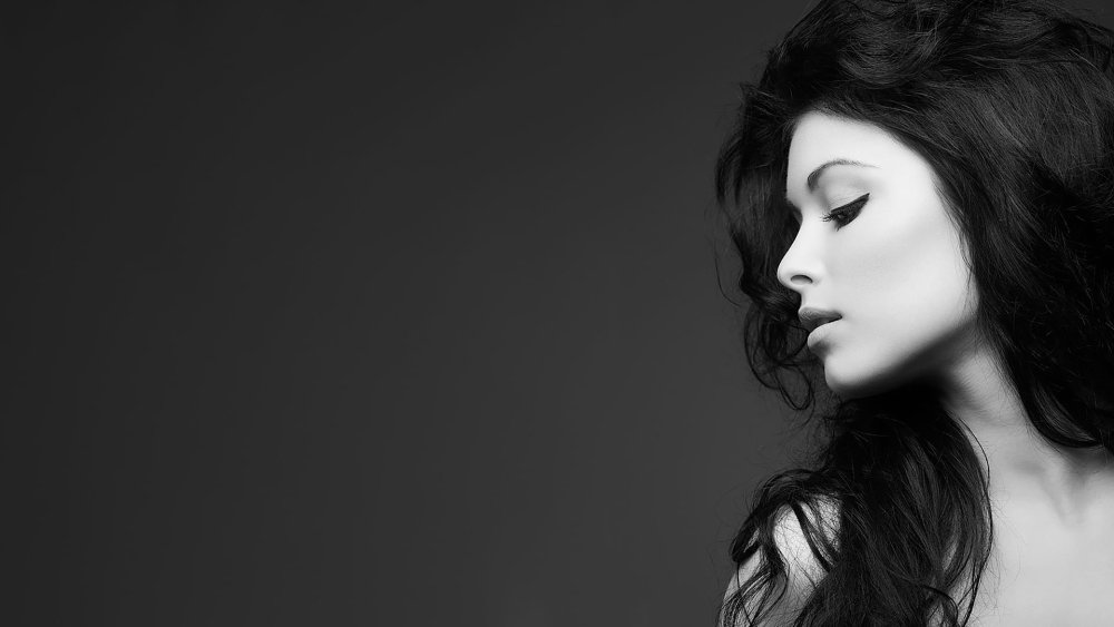 Девушка на черном фоне