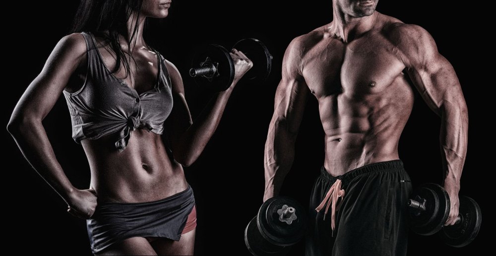 Фитнес девушка темный фон