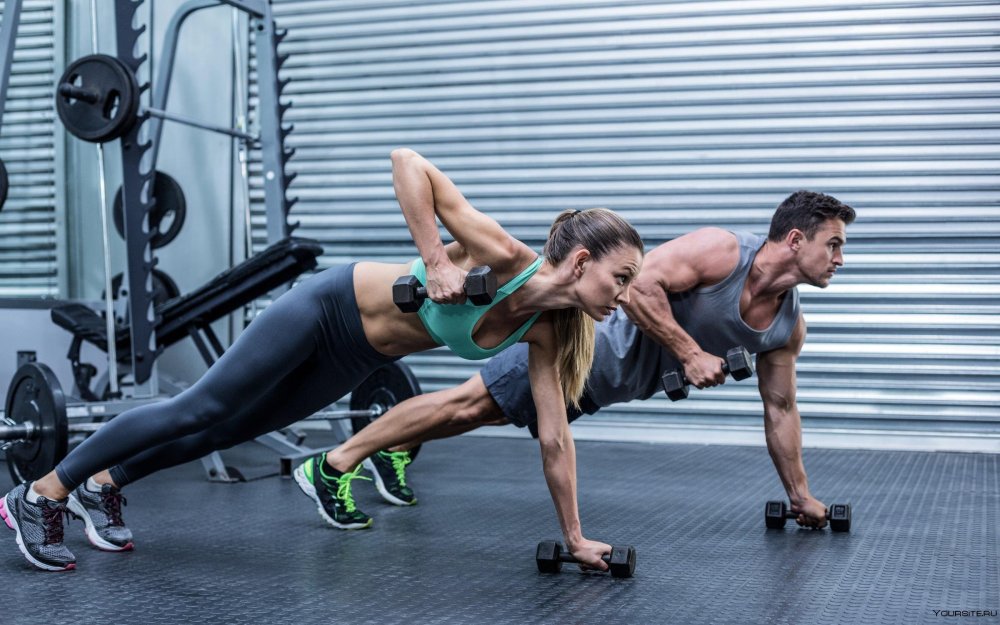 Спортивные пары в зале