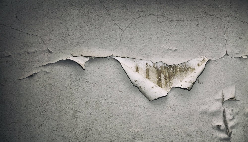 Стена с оборванными обоями