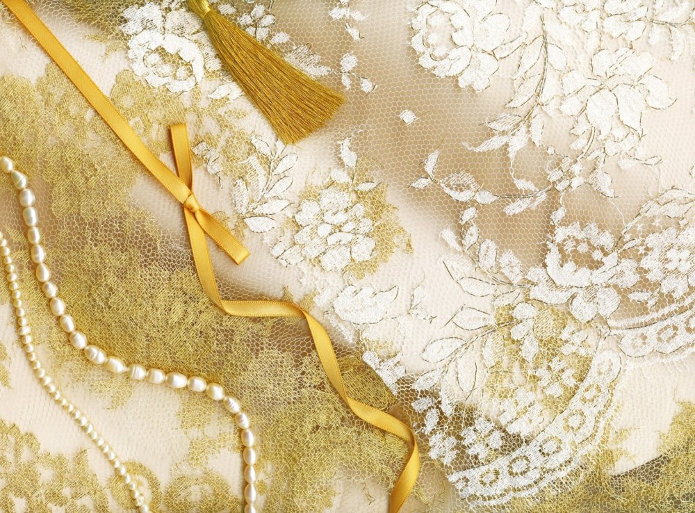 Золотистый фон для свадьбы