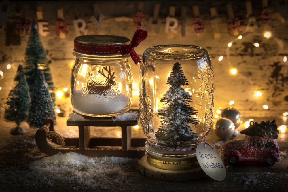Хрустальный шар снежный шар с белой овечкой и снегом внутри висит на рождественской елке