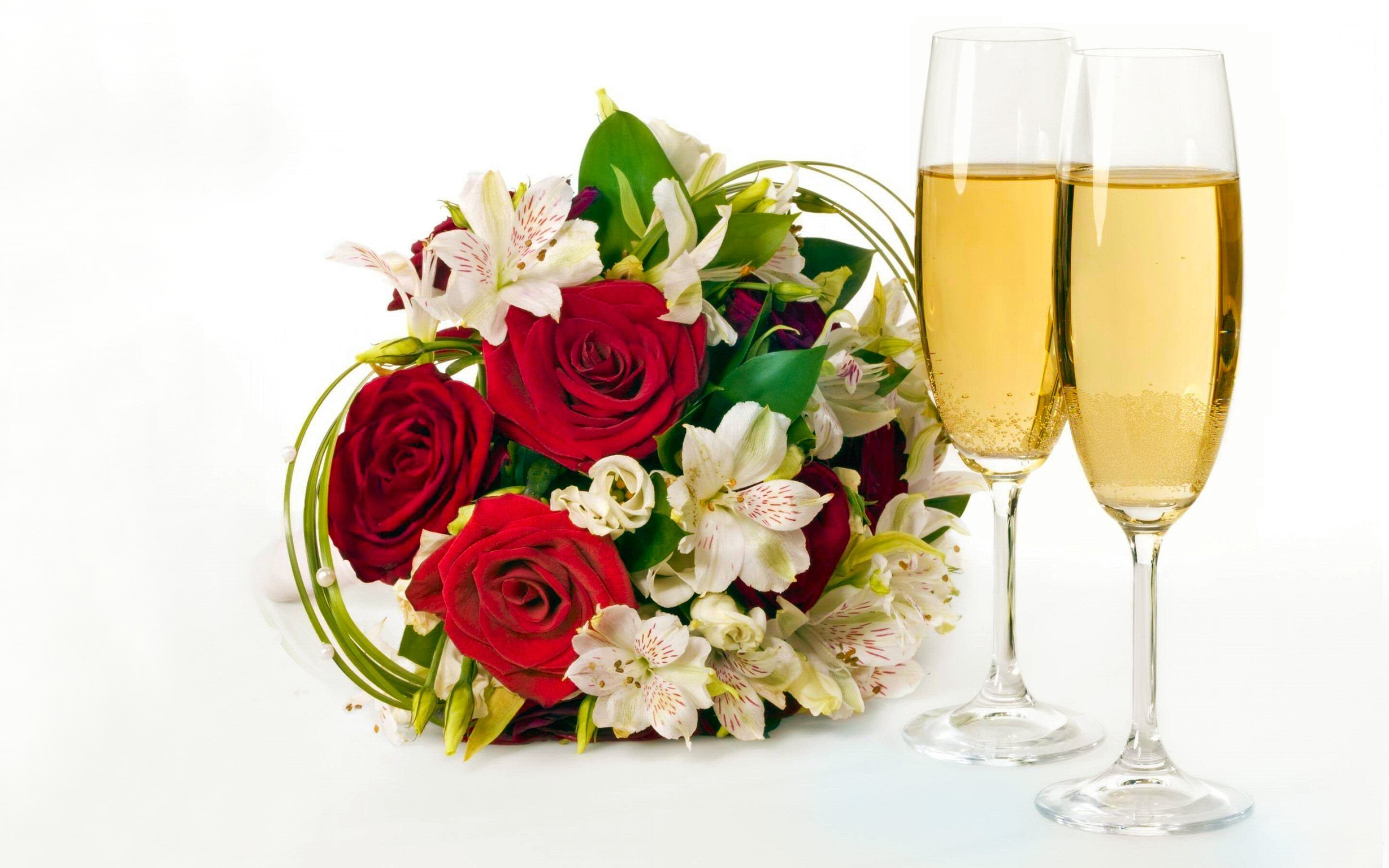 Шампанское и розы оригинал. Цветы и шампанское. Шампанское в бокале. Бокал шампанского и цветы. Бокалы с шампанским.
