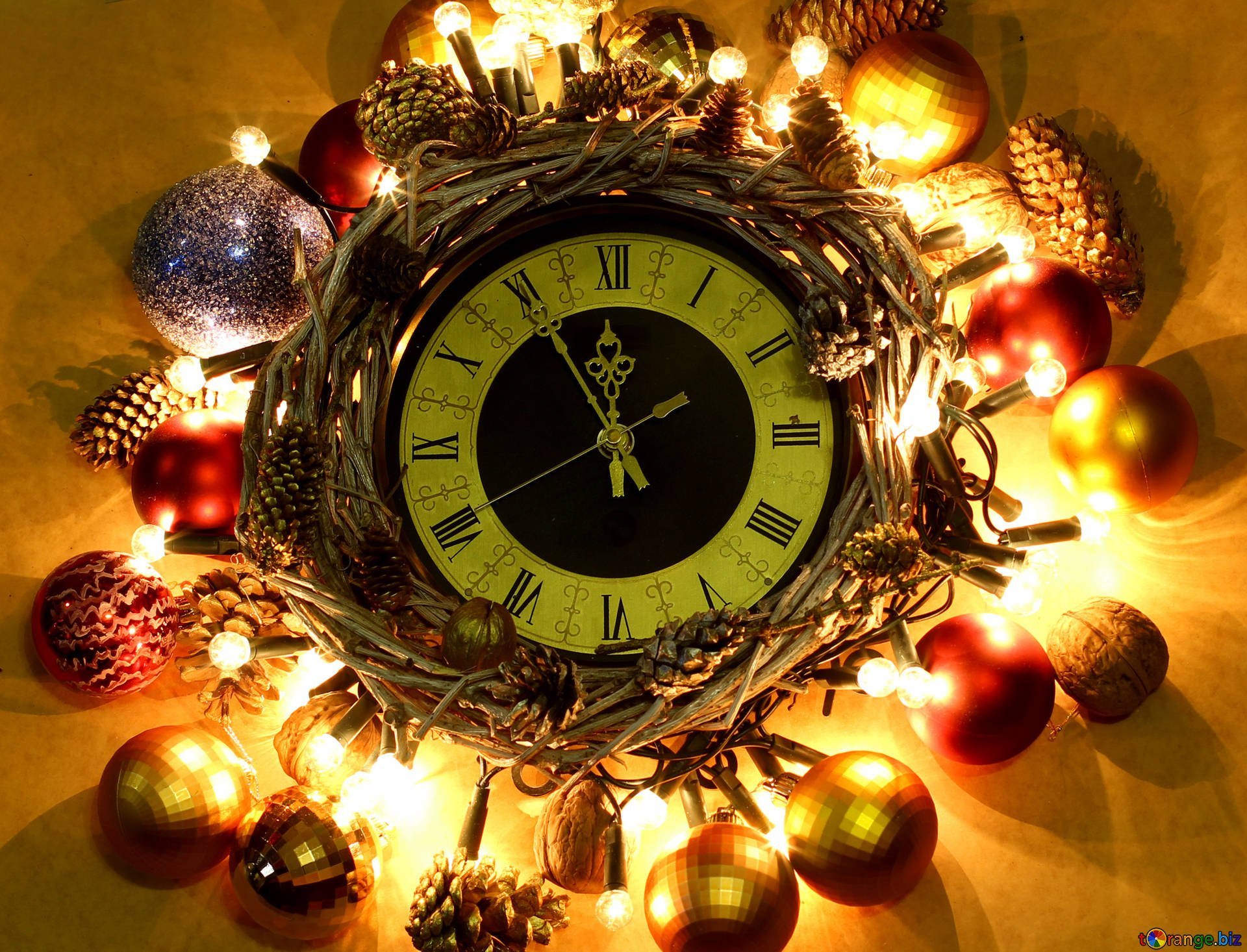 1 час новый год будет. Яркие новогодние часы. Новогодние картинки с часами. Куранты новый год. Часы полночь новый год.
