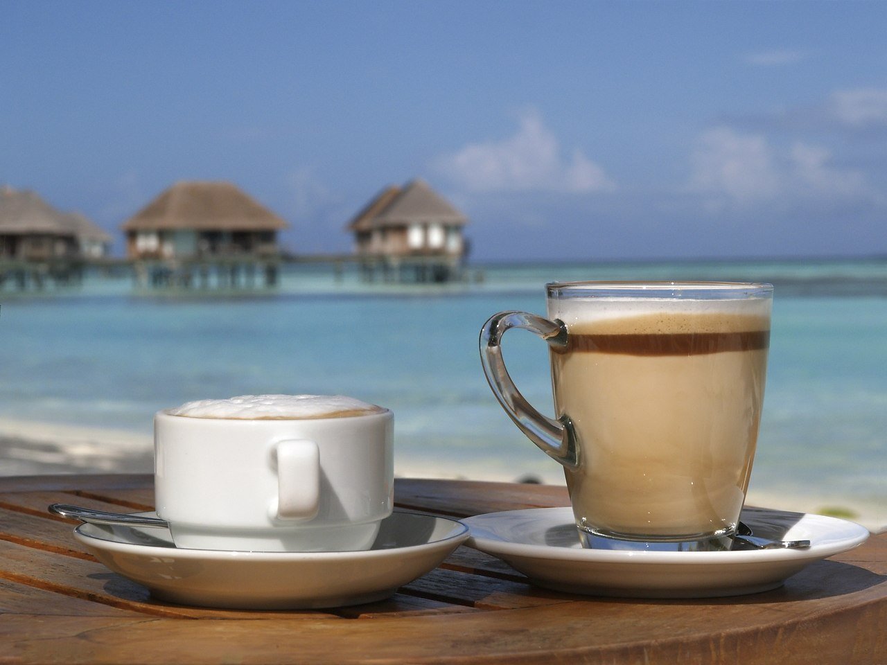 Sea cup. Чашка кофе на море. Чашка кофе на берегу океана. Утро на море. Кофе и море.