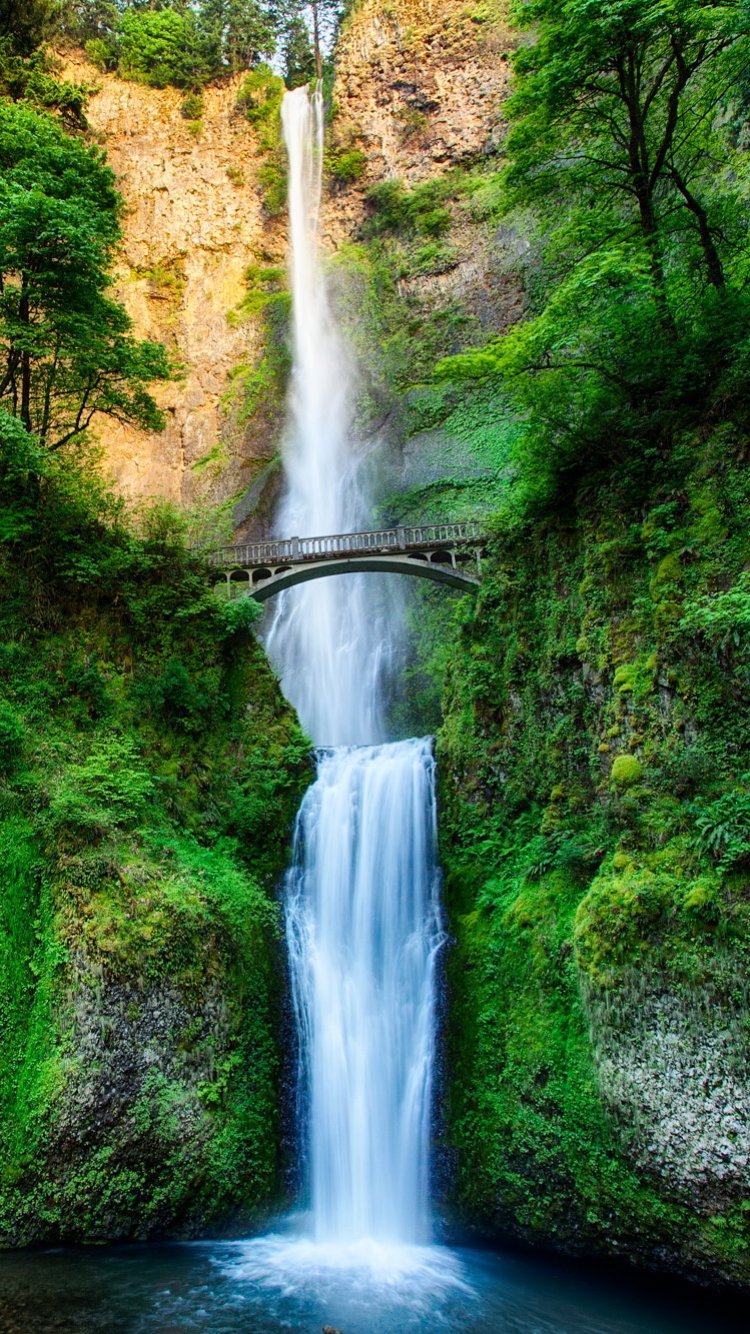 Формат вертикального фото. Водопад Малтнома. Красивые водопады. Водопад высокое качество. Водопад вертикальный.