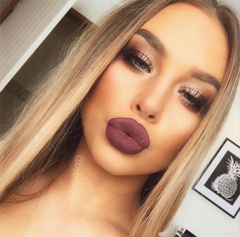 Пухлые губы у девушки