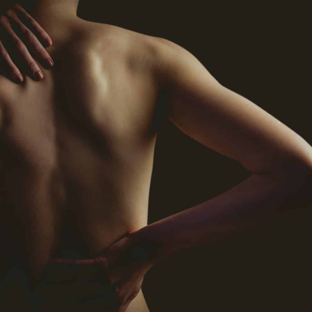 Мужские руки на женской спине