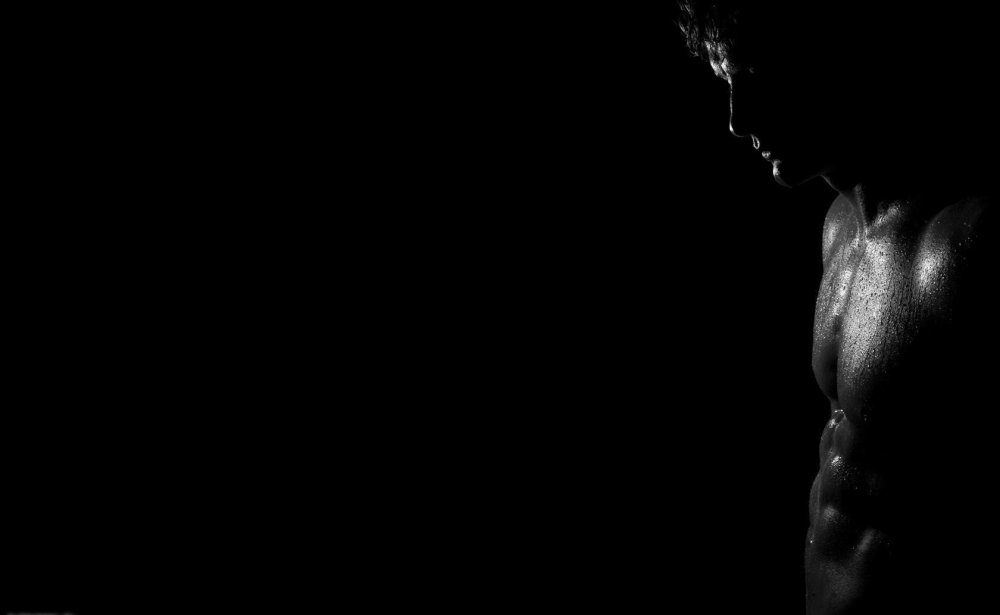 Мужское тело в темноте