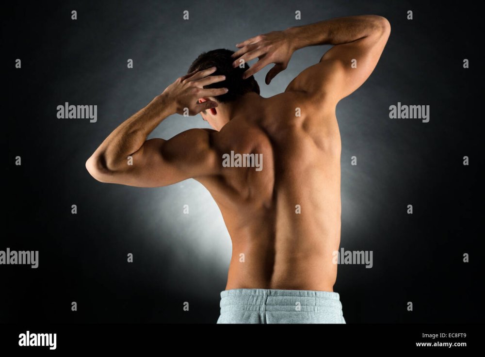 Мужик растягивает спину