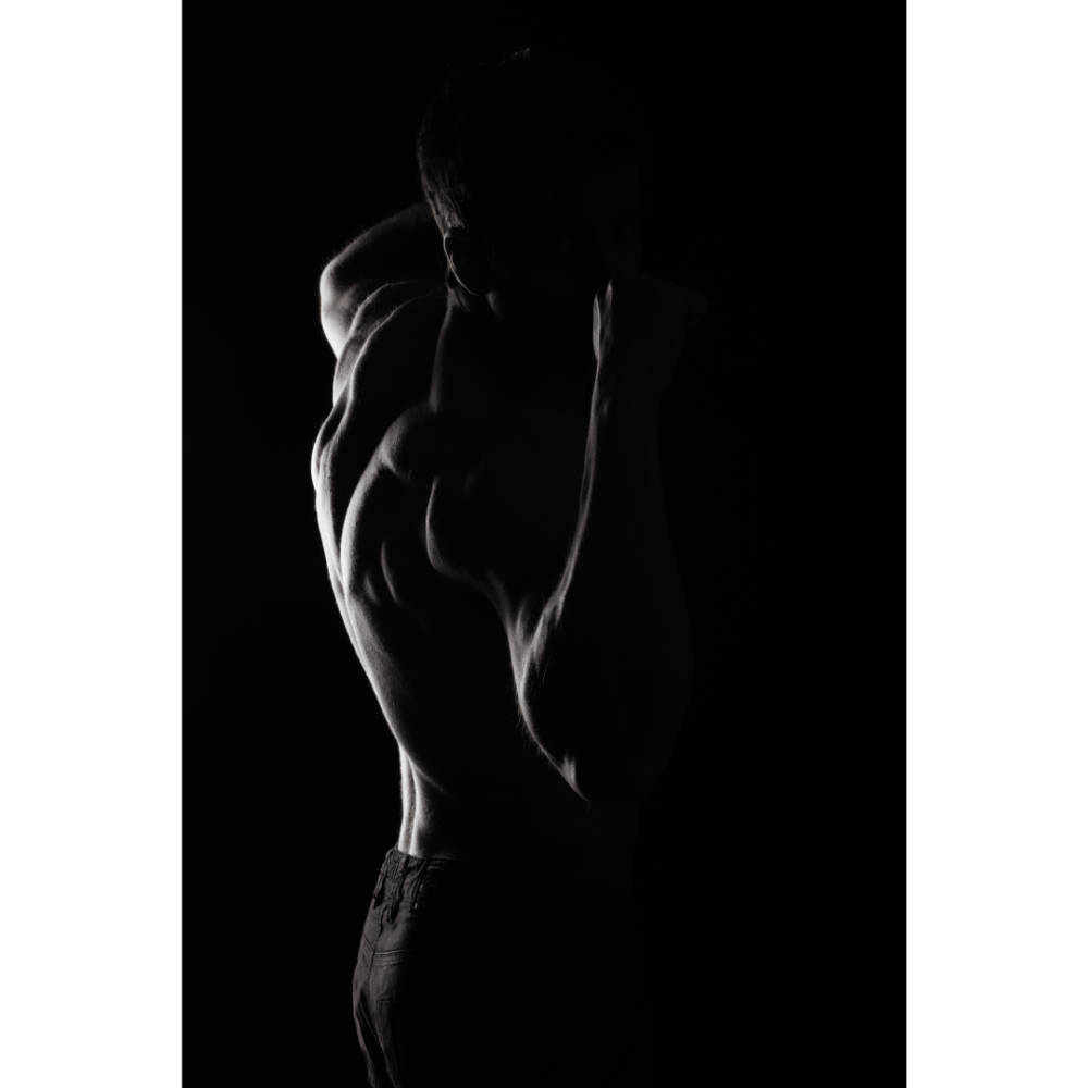 Мужское тело в темноте