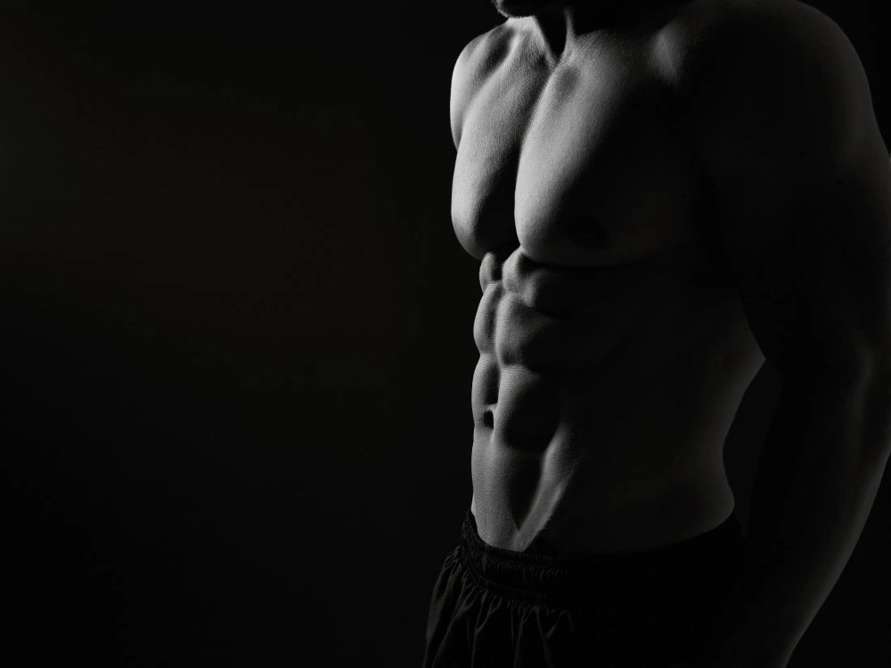 Мужское тело на черном фоне