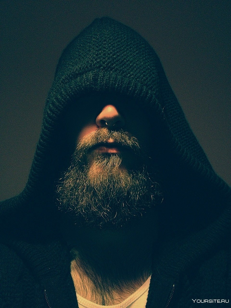 Бородатые мужчины в капюшоне