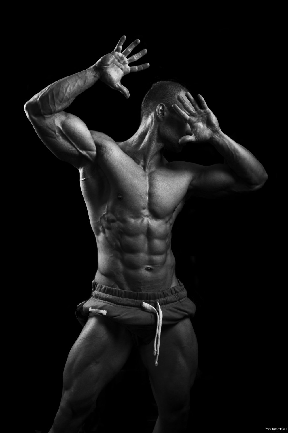 Мужское тело на темном фоне