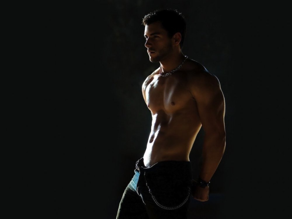 Мужчина с голым торсом