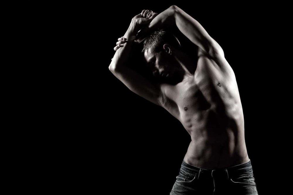Мужское тело на темном фоне