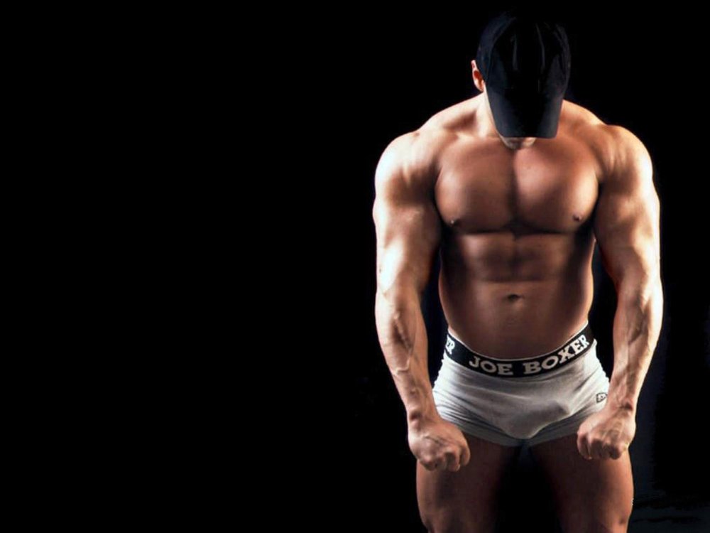 Качок с голым торсом