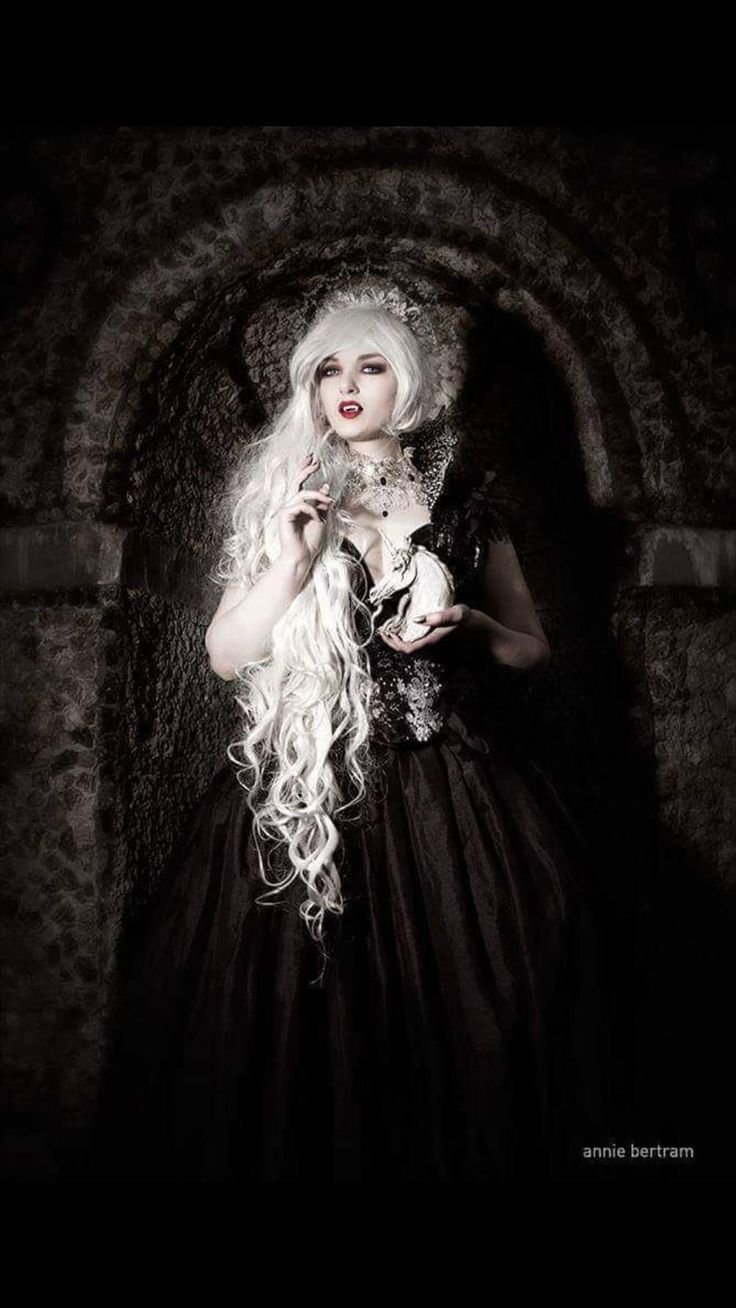 Вампирша с белыми волосами