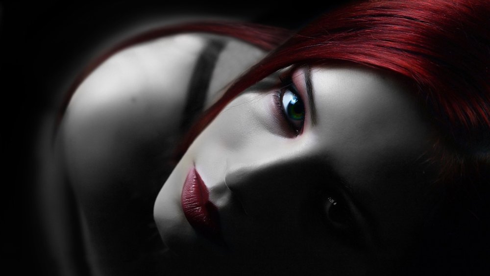 Красивые девушки с красными глазами