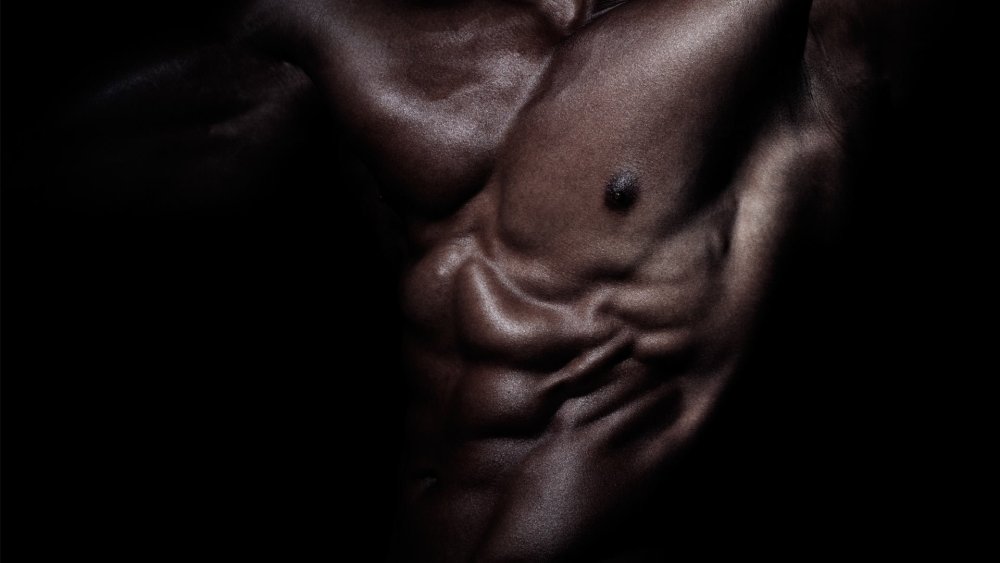 Мужское тело на черном фоне