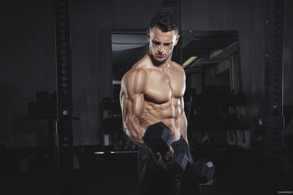 Накаченный мужчина в зале