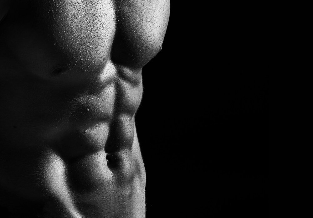 Накаченное тело на черном фоне