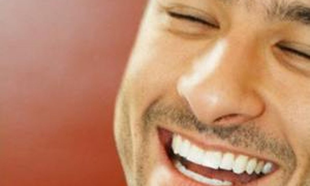 Рыжий парень улыбается