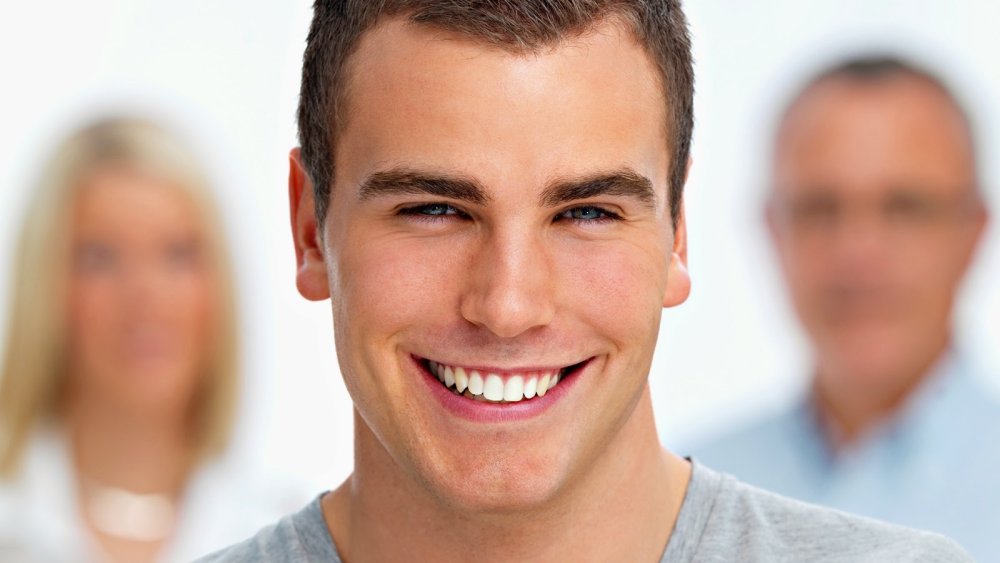 Мэтт Бомер белый воротничок